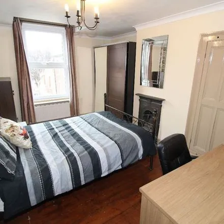 Rent this 4 bed townhouse on Best-one in 183 Eldon Street, Preston