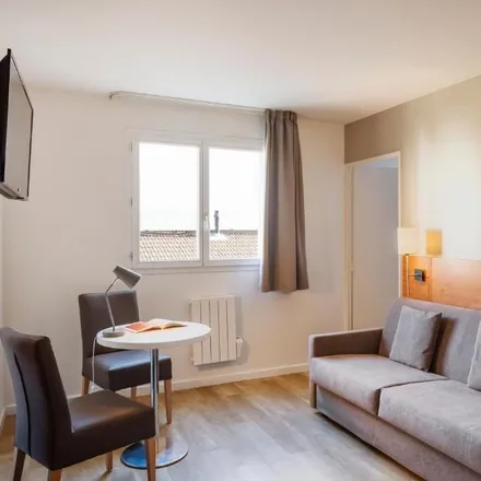 Rent this 2 bed apartment on 98 Avenue du Maréchal de Lattre de Tassigny in 94000 Créteil, France