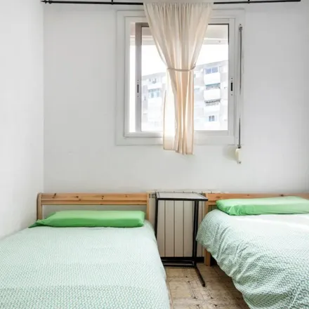 Rent this 3 bed room on Farmàcia Granero Nogueira in Isabel, Carrer d'Algarve