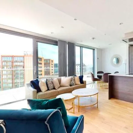 Rent this 2 bed room on Onyx Building in Regent's Canal towpath, London