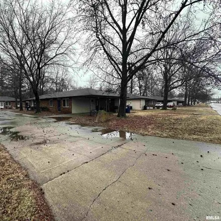 Buy this studio house on 2020 Illinois Avenue in Murphysboro, IL 62966