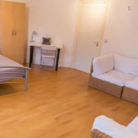 Rent this 4 bed room on London Blue Lady in 11 Barnsbury Road, London