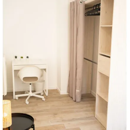 Rent this 4 bed apartment on 8 Rue Montoir Poissonnerie in 14000 Caen, France