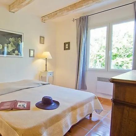 Rent this 3 bed townhouse on 84800 L'Isle-sur-la-Sorgue