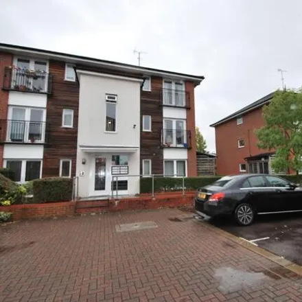 Rent this 2 bed room on 90;92;94;96;98;100;100A;100B Meadow Way in Reading, RG4 5LY