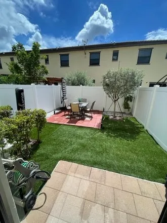 Image 3 - 10589 West 33rd Lane, Hialeah, FL 33018, USA - Townhouse for rent