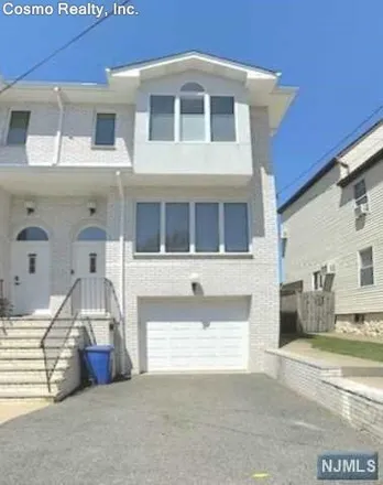 Rent this 3 bed house on 76 Short Street in Linwood, Fort Lee