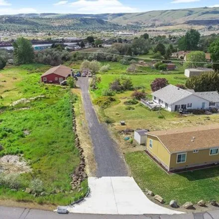 Buy this 7 bed house on 239 D Street in Dallesport, Klickitat County
