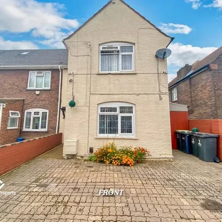 Rent this 4 bed duplex on Stratford Road in Luton, LU4 8NH