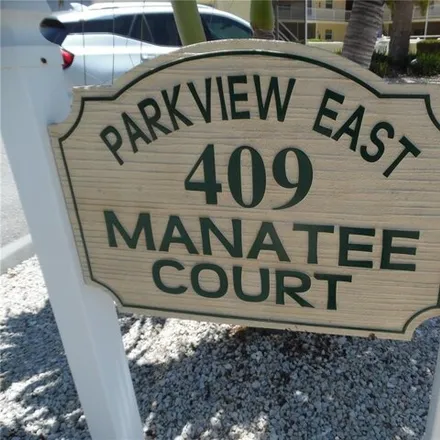 Buy this 2 bed condo on 440 Manatee Court in Venice Beach, Venice