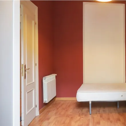 Rent this 5 bed room on Calle de Gonzalo de Córdoba in 4, 28010 Madrid