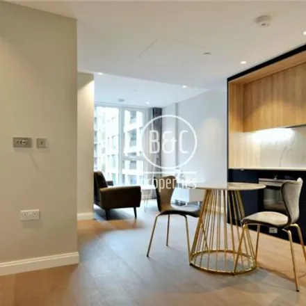 Image 4 - Phoenix Court (Oval Village), 281 Kennington Lane, London, SE11 5AQ, United Kingdom - Loft for rent