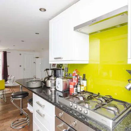 Rent this 4 bed apartment on Institute of Physics in 37 Caledonian Road, London