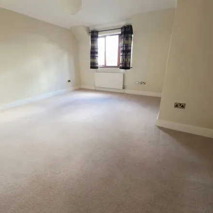 Image 2 - Cleves Court, Warwick Road, Knotty Green, HP9 2PE, United Kingdom - Apartment for rent