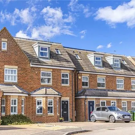 Buy this 4 bed duplex on Stratford Close in Aston Clinton, HP22 5FF