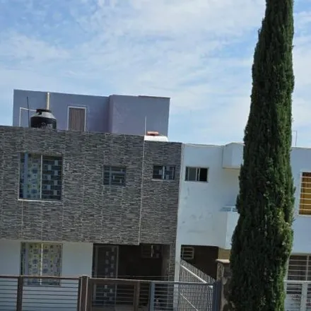 Rent this 4 bed house on Avenida Terralta Central in 44990 Tlaquepaque, JAL