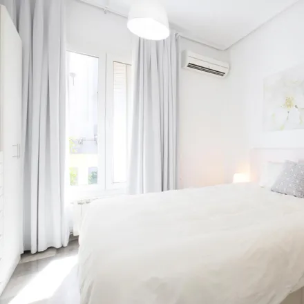 Rent this 2 bed apartment on Madrid in Farmacia - Calle Padilla 69, Calle de Padilla