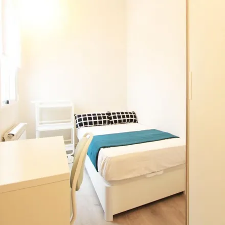 Rent this 7 bed room on Calle del Áncora in 7, 28045 Madrid