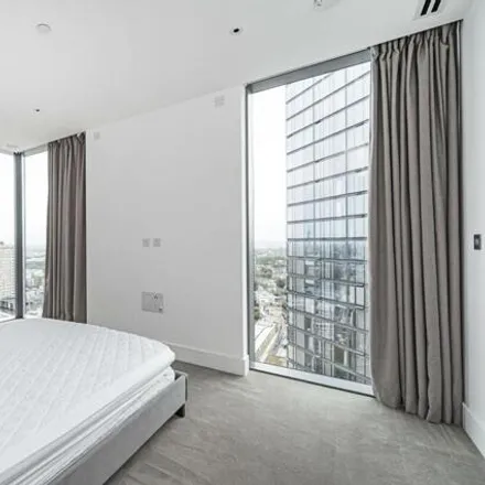 Image 3 - Carrara Tower, City Road, London, EC1V 1AD, United Kingdom - Apartment for sale