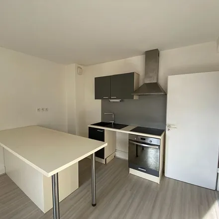 Rent this 3 bed apartment on 61 Rue de Pouilly in 57000 Metz, France