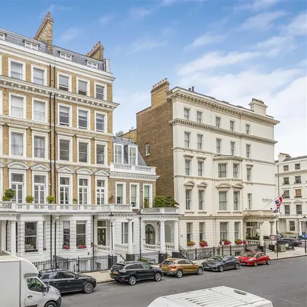 Rent this 3 bed apartment on Queen's Gate Gardens in London, SW7 5NF
