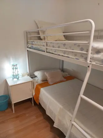 Rent this 3 bed room on Locutorio in Calle de Enrique Borrás, 28011 Madrid