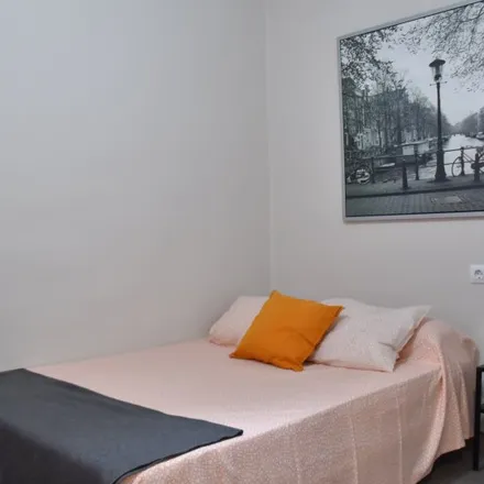 Rent this 5 bed room on Mercadona in Carrer de Sueca, 46006 Valencia