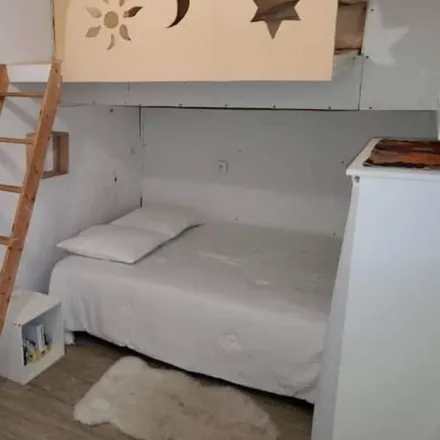 Rent this 5 bed house on 93450 L'Île-Saint-Denis