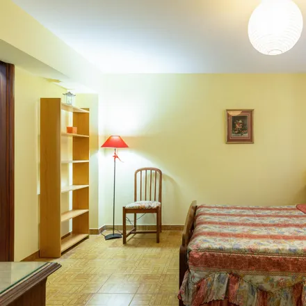 Rent this 2 bed apartment on Rua do Amparo 52 in 56, 4350-086 Porto
