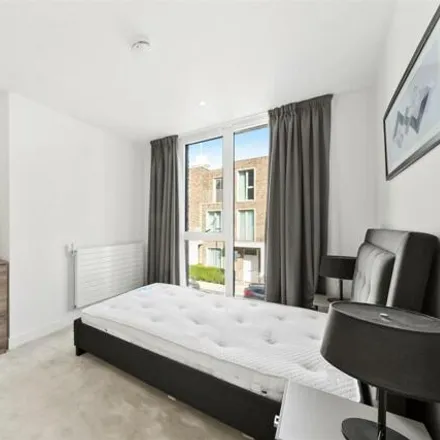 Image 7 - 12 Starboard Way, London, E16 2PF, United Kingdom - Townhouse for sale
