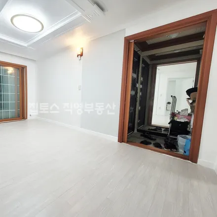 Rent this 3 bed apartment on 서울특별시 송파구 삼전동 37-27