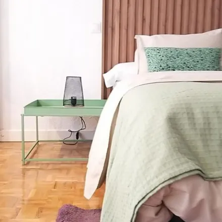 Rent this 6 bed apartment on DormirDCine (DDC) in Calle del Príncipe de Vergara, 28006 Madrid