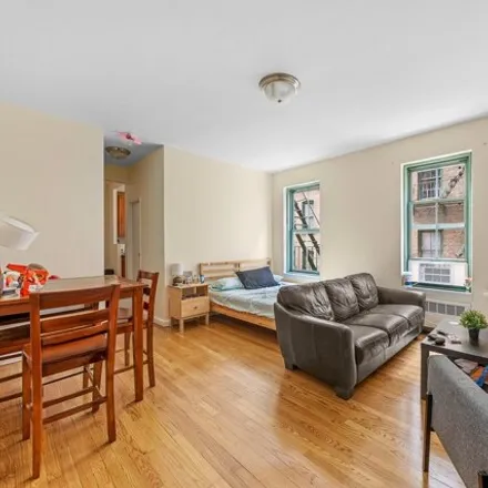 Rent this studio house on 520 E 79th St Apt 3G in New York, 10075