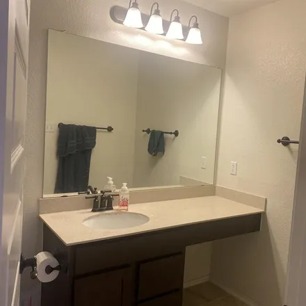 Image 2 - East Old Settlers Boulevard, Round Rock, TX 78665, USA - Room for rent