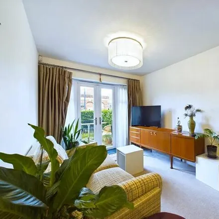 Image 3 - Whitchurch Lane, London, HA8 6RN, United Kingdom - Apartment for sale