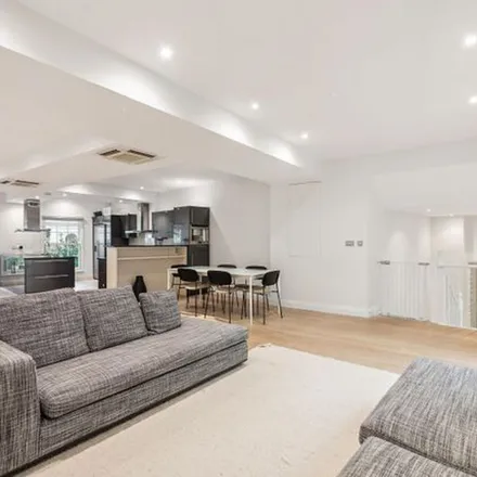 Rent this 6 bed townhouse on Artesian Road in London, W2 5DD