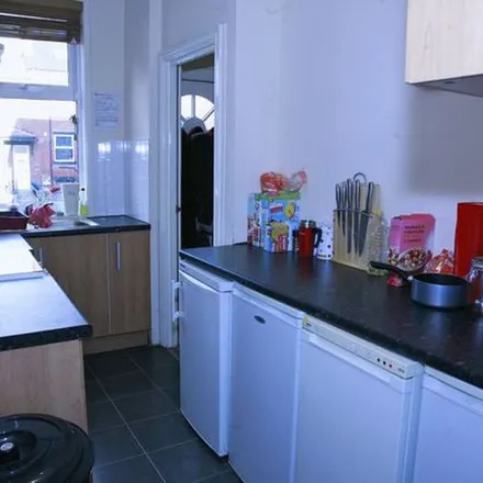 Image 3 - Wrangthorn Terrace, Leeds, LS6 1HH, United Kingdom - Townhouse for rent