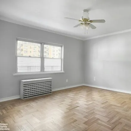 Image 2 - 21-23 32nd Street, New York, NY 11105, USA - House for rent