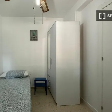 Rent this 4 bed room on Colegio de Educación Infantil y Primaria Miguel Hernández in Calle Puerta Los Guzmanes, 9