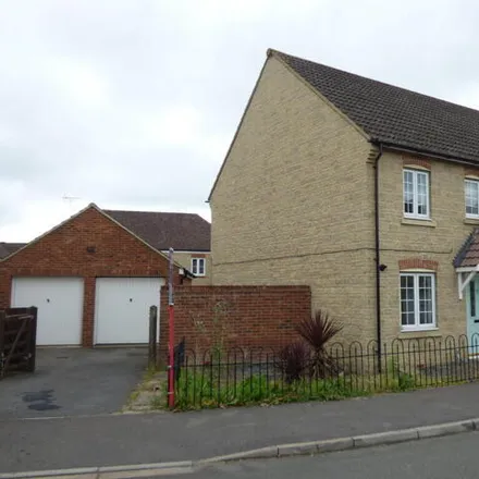 Rent this 3 bed duplex on White Eagle Road in Swindon, SN25 1PS