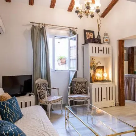 Rent this 2 bed apartment on Madrid in Lady Cacahuete, Corredera Baja de San Pablo