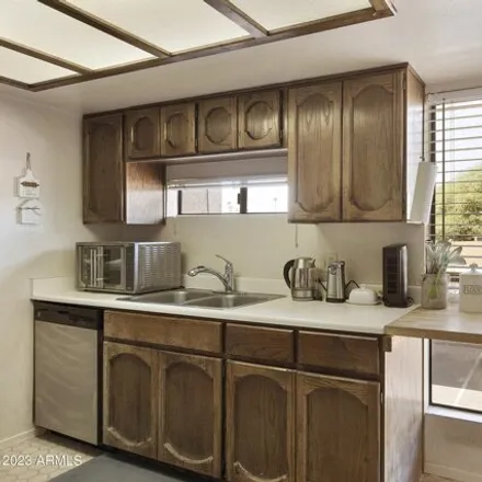 Image 8 - 3231 East Earll Drive, Phoenix, AZ 85018, USA - Apartment for sale