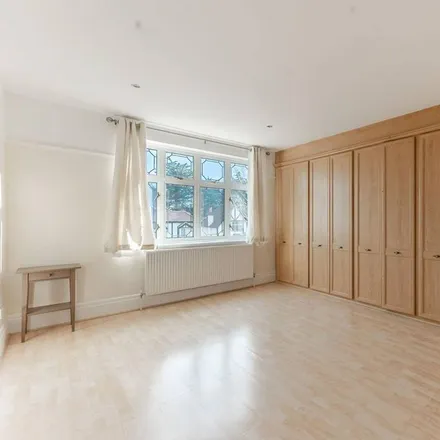 Image 2 - Dukes Avenue, London, HA8 7RX, United Kingdom - House for rent