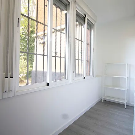 Image 4 - Peluqueria Caballeros Andoni, Calle de Abella, 28044 Madrid, Spain - Apartment for rent