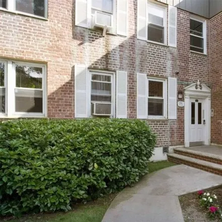 Image 1 - Cedarhurst Park House, Court Place, Village of Cedarhurst, NY 11516, USA - Apartment for sale