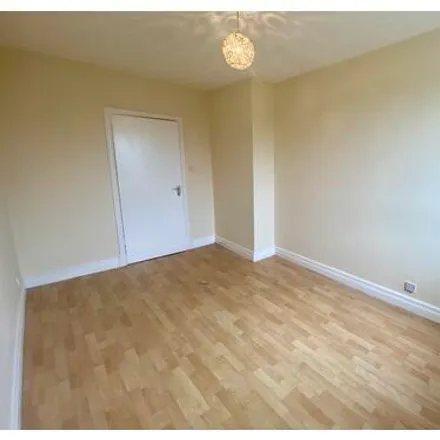 Image 3 - Espieside Crescent, Coatbridge, ML5 2HH, United Kingdom - Apartment for rent
