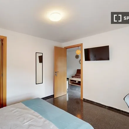 Rent this 4 bed room on Carrer de les Illes Canàries in 72, 46023 Valencia