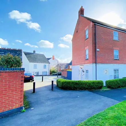 Buy this 4 bed townhouse on Brook Furlong Drive in Wanlip, LE4 3LU