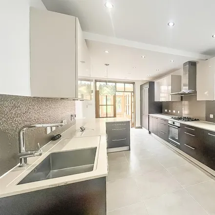 Image 2 - Oakfields Road, London, NW11 0JA, United Kingdom - House for rent