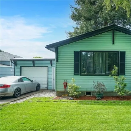 Buy this 2 bed house on 2618 Baltimore Street in Longview, WA 98632